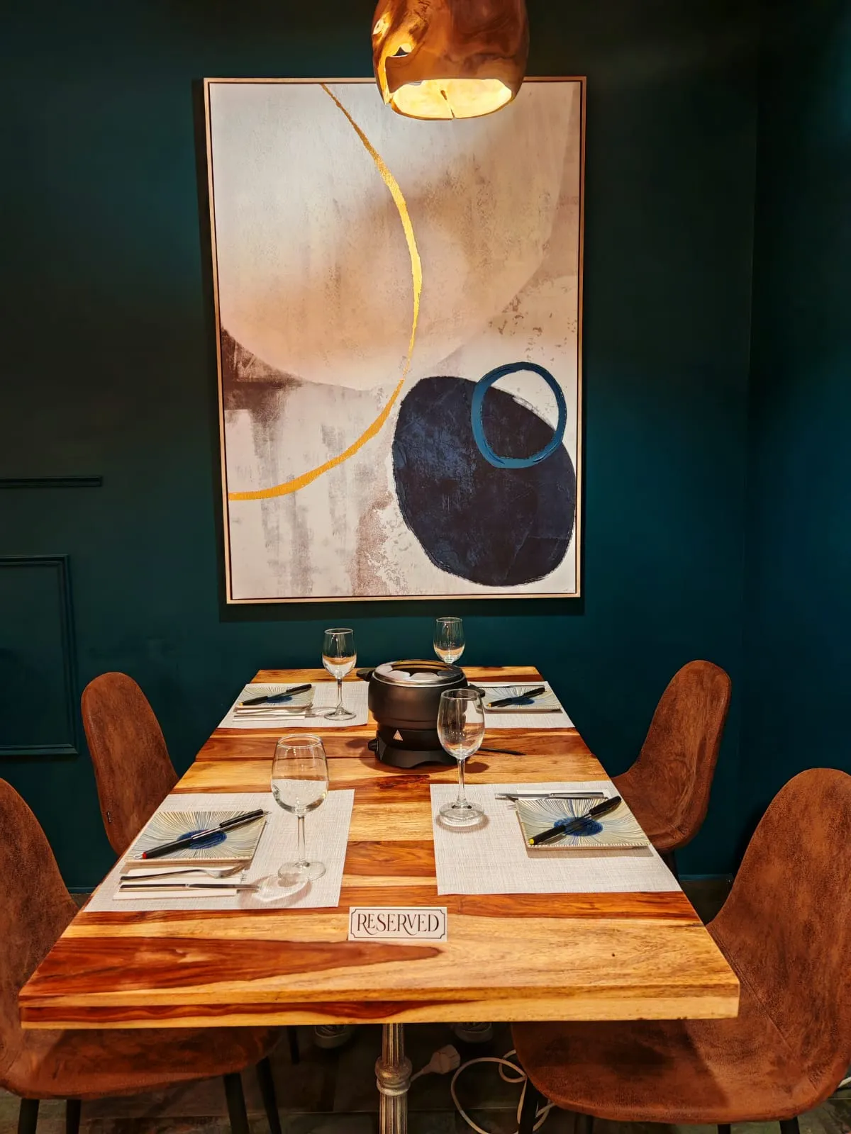 Fondue traditionnelle sur table dressée