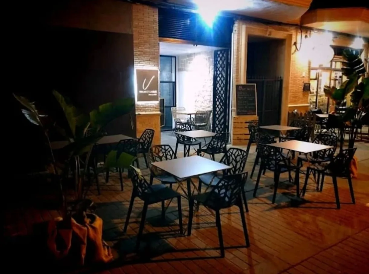 Terrasse extérieure en soirée